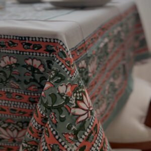 Mantel con flores verdes