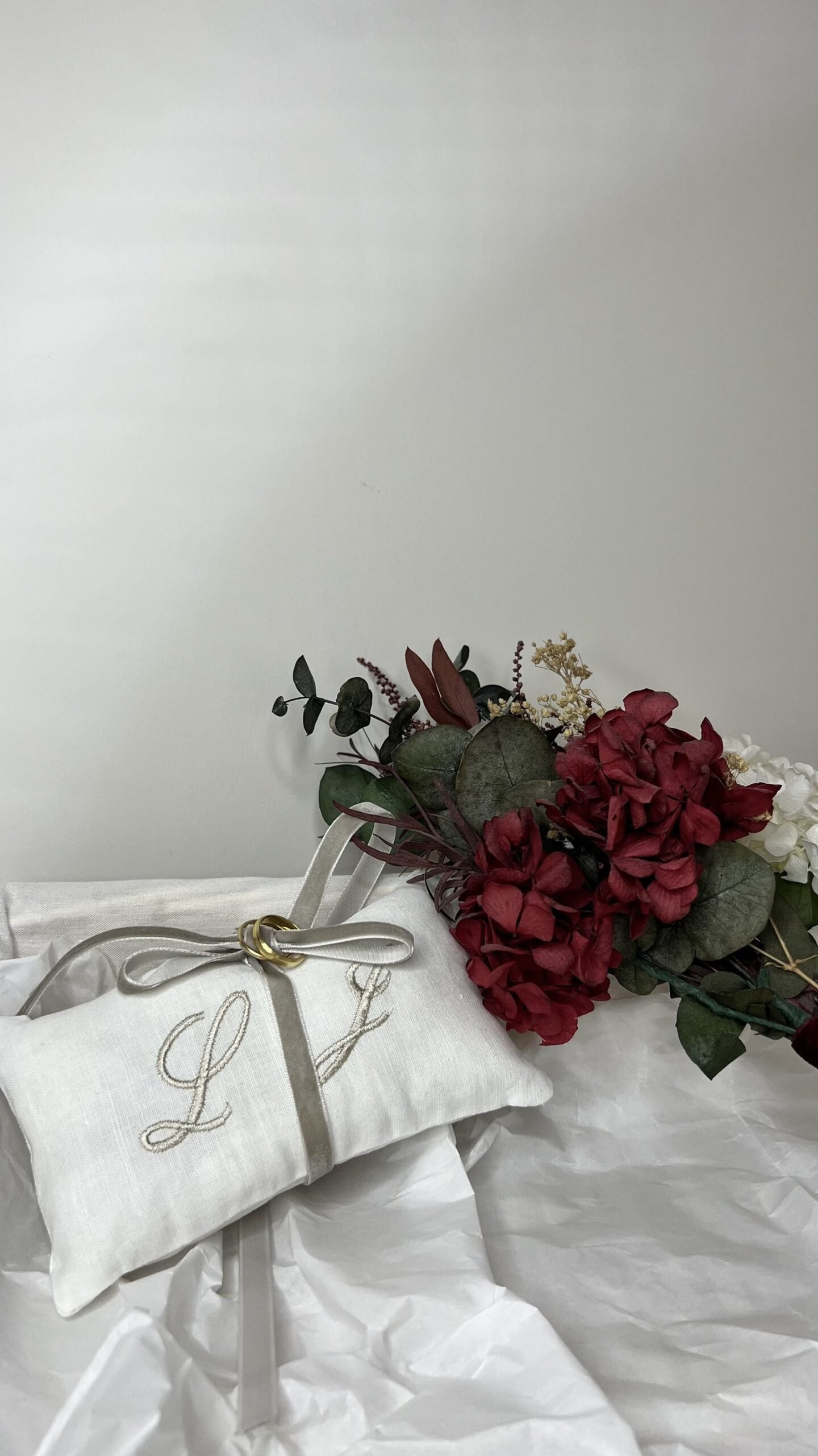 Cojín para alianzas con lazo gris - Imagen 3