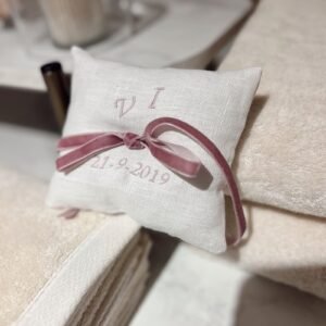 Cojín para alianzas rosa de terciopelo