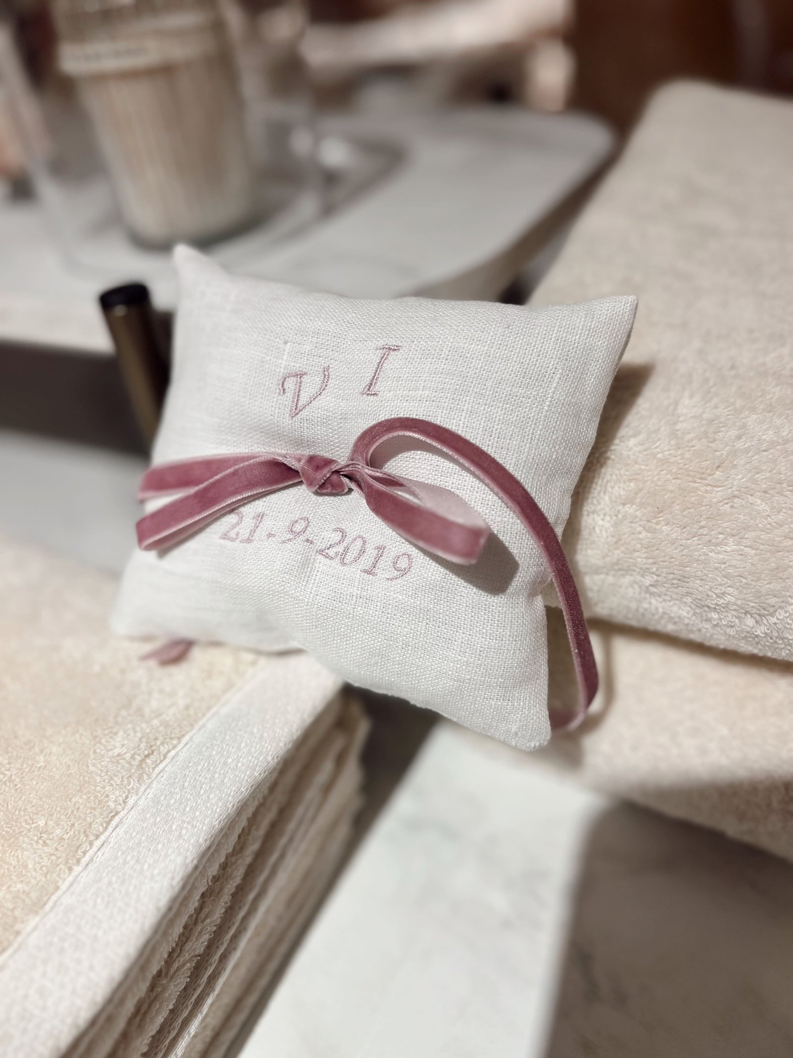 Cojín para alianzas rosa de terciopelo