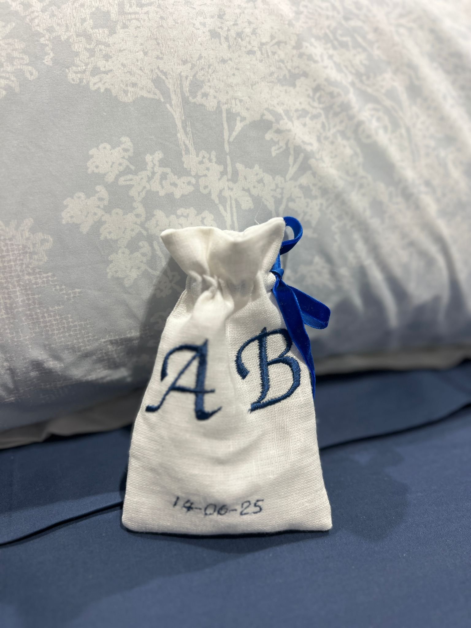 Saquito bordado con cinta azul de terciopelo
