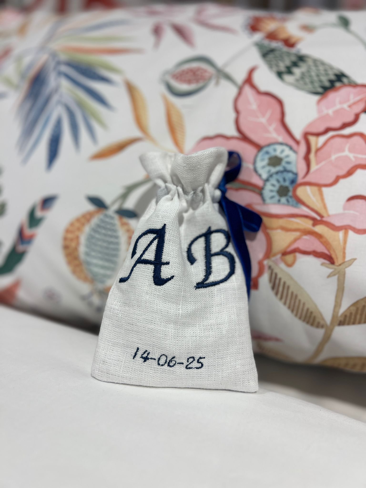 Saquito bordado con cinta azul de terciopelo - Imagen 2