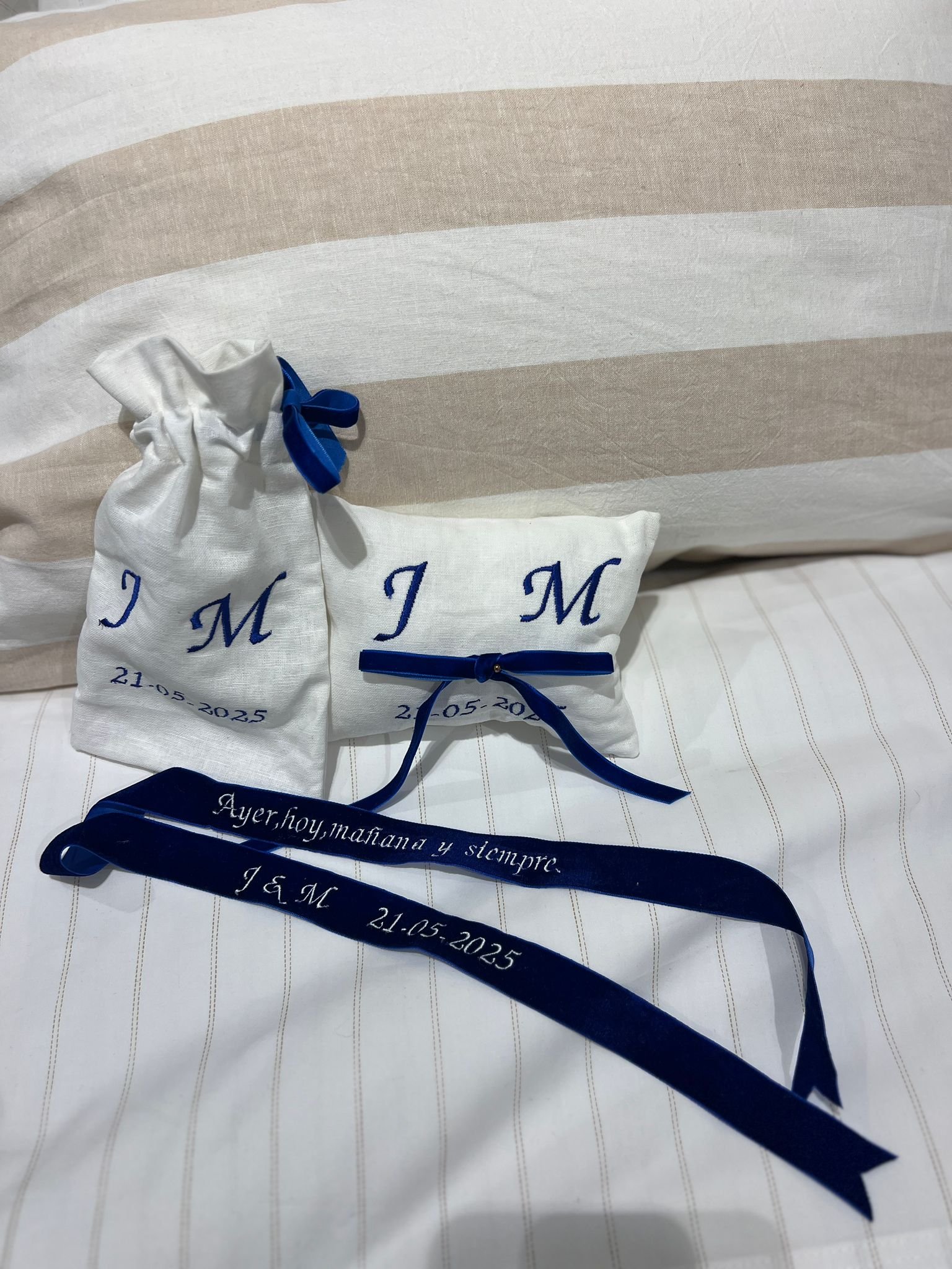 Cojín para alianzas azul de terciopelo - Imagen 2
