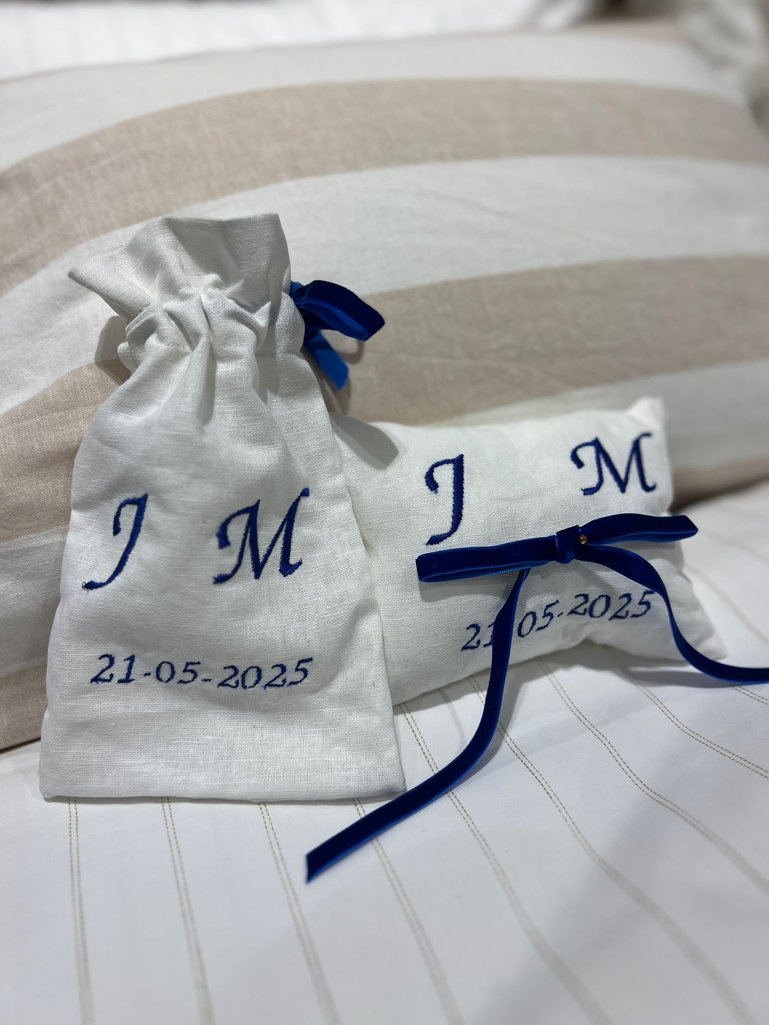 Cojín para alianzas azul de terciopelo - Imagen 3