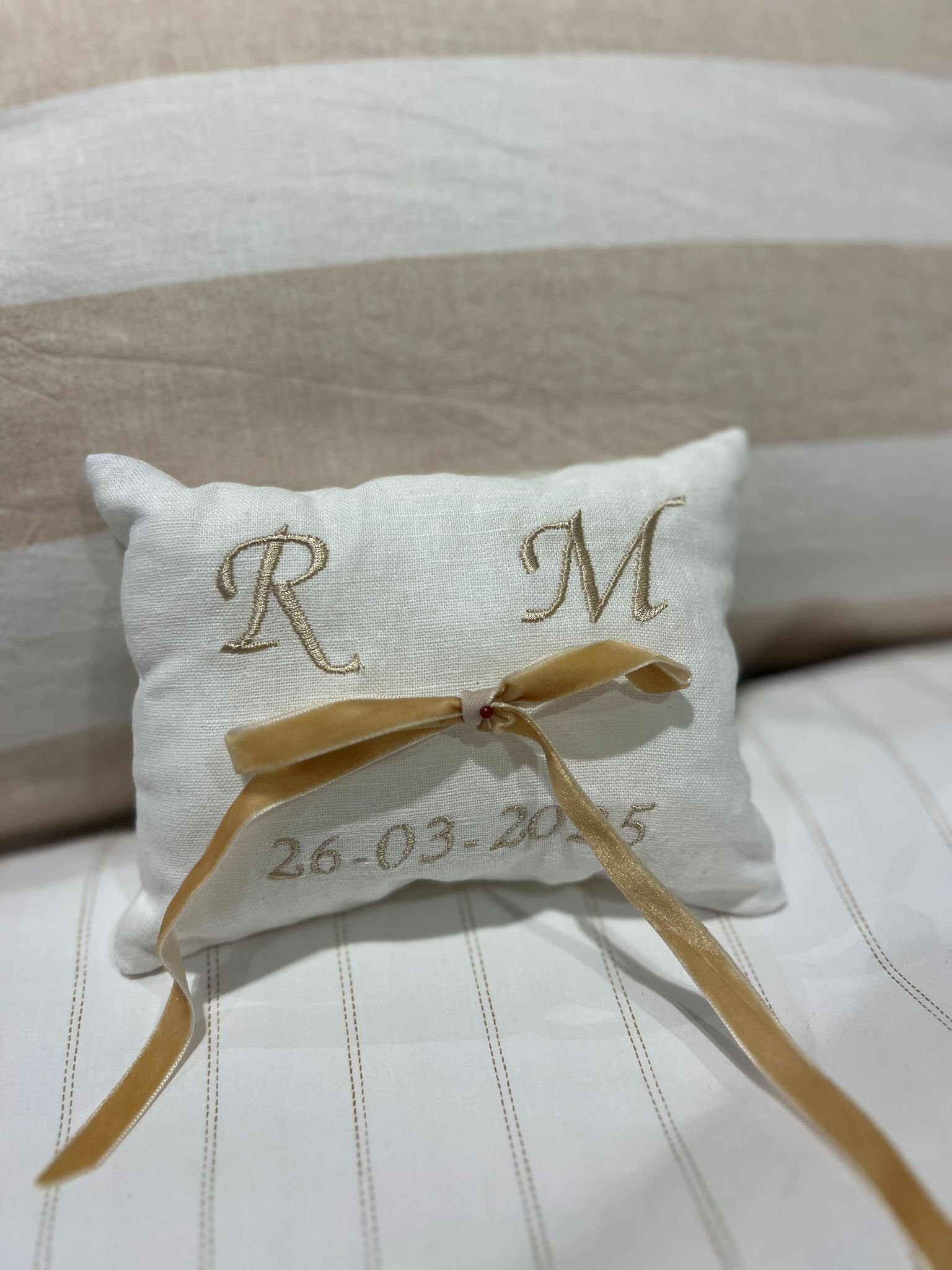 Cojín para alianzas dorado de terciopelo