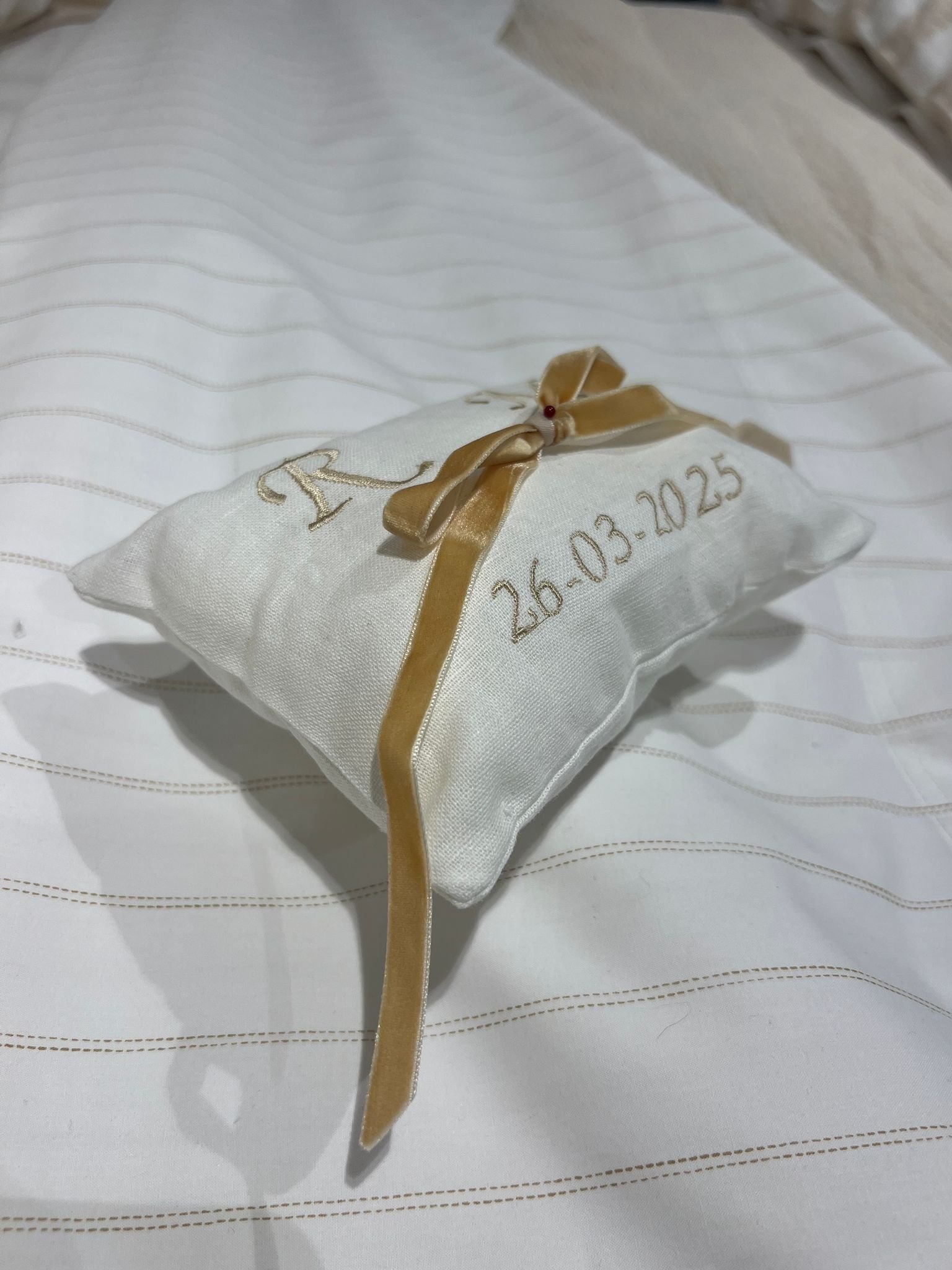 Cojín para alianzas dorado de terciopelo - Imagen 2