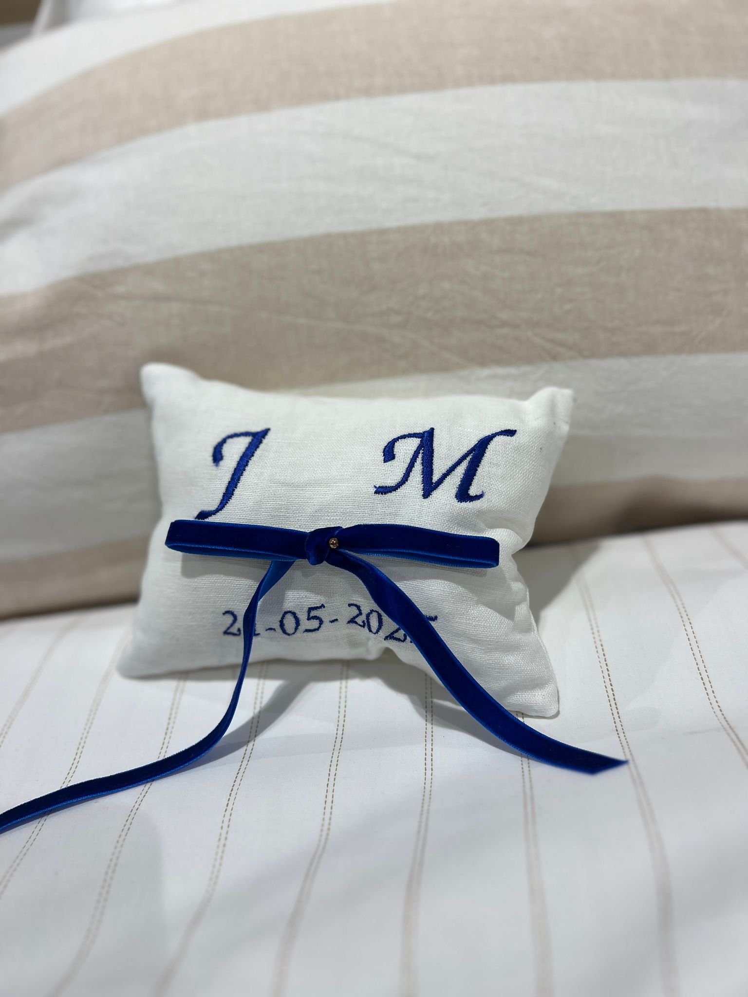 Cojín para alianzas azul de terciopelo
