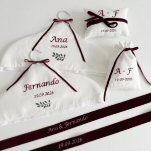 Pack Saquitos bordado, lazos de novia, cojines para alianzas y perchas