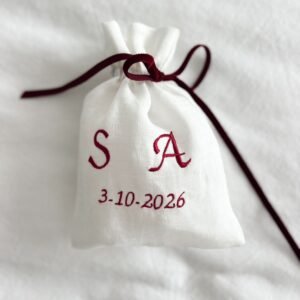 Saquito bordado con cinta y bordeado burdeos de terciopelo