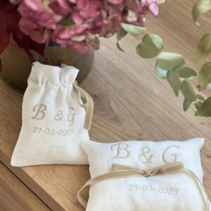 Pack Saquito bordado y cojín para alianzas personalizados beige