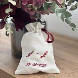 Saquito bordado con cinta bordó de terciopelo