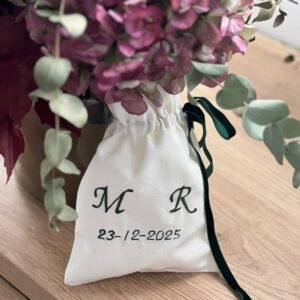 Saquito bordado con cinta verde de terciopelo