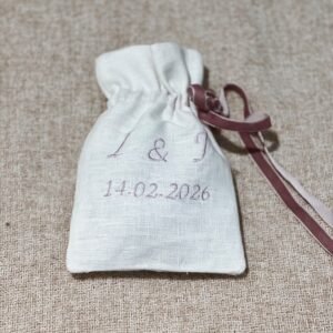 Saquito bordado con cinta rosa de terciopelo